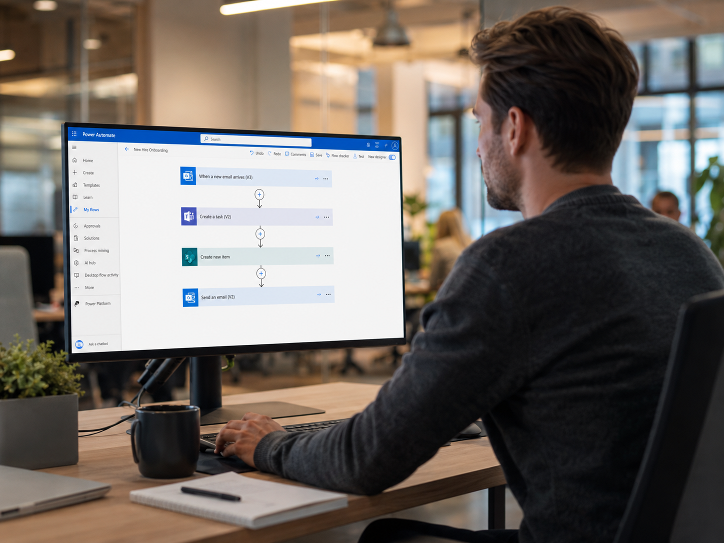 Mitarbeiter erstellt einen Power Automate Workflow in Microsoft 365 am modernen Büroarbeitsplatz